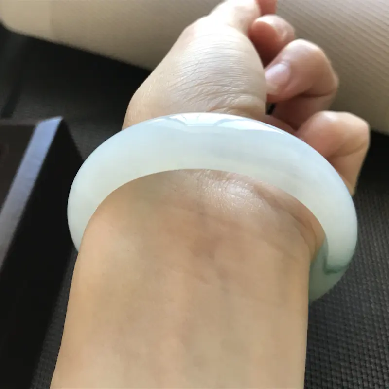【天然翡翠A货 糯化种飘花正圈手镯 质地水润柔和 上手冰润细腻 淡雅大方 手镯有天然表皮棉纹 不打灯不可见 不会影响佩戴效果和品质 请放心购买 (下单前请先咨询货在不在,谢谢)】图5