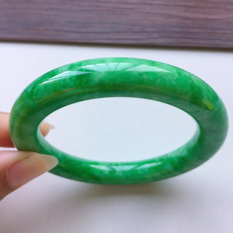 【圆条55.8mm,老糯种满绿圆条手镯,底子细腻光滑,色泽青翠迷人,绿意怏然,条形圆润饱满,贵气十足】图5