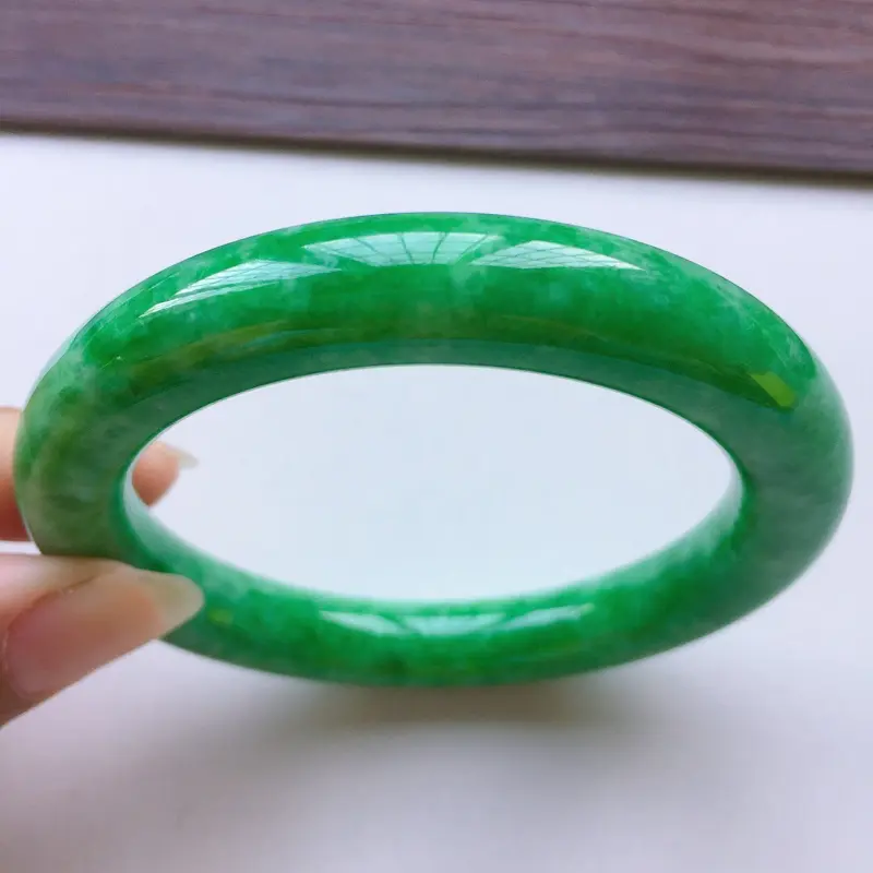【圆条55.8mm,老糯种满绿圆条手镯,底子细腻光滑,色泽青翠迷人,绿意怏然,条形圆润饱满,贵气十足】图6