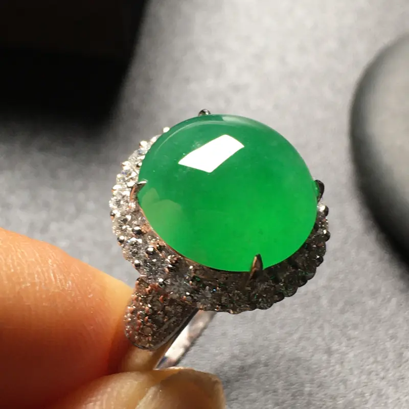 【【原价3.9万元】*冰阳绿蛋面翡翠💍,水润通透,色泽艳丽,饱满厚装,完美,性价比高,裸石尺寸:12.5*12.3*5.2整体尺寸:15.8*15.9*11.5】图3