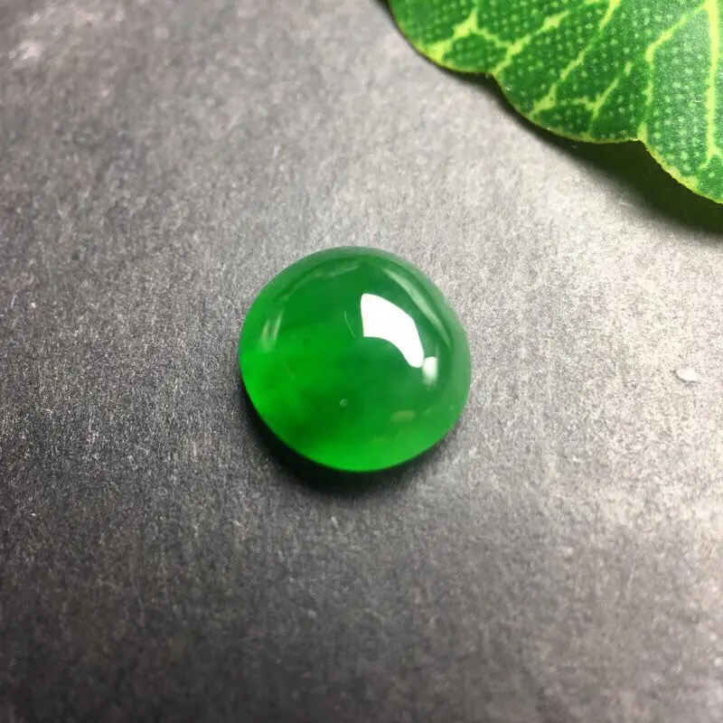 【❤️满绿蛋面裸石:种老水足,色泽漂亮,干净透光,雕工精美,圆润饱满,完美无裂,可镶嵌成戒指或吊坠,镶嵌效果翻番,无孔。
尺寸:8.9--8.0--4.0】图5