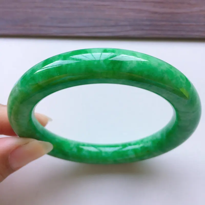 【圆条55.8mm,老糯种满绿圆条手镯,底子细腻光滑,色泽青翠迷人,绿意怏然,条形圆润饱满,贵气十足】图2