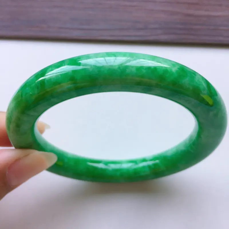 【圆条55.8mm,老糯种满绿圆条手镯,底子细腻光滑,色泽青翠迷人,绿意怏然,条形圆润饱满,贵气十足】图7