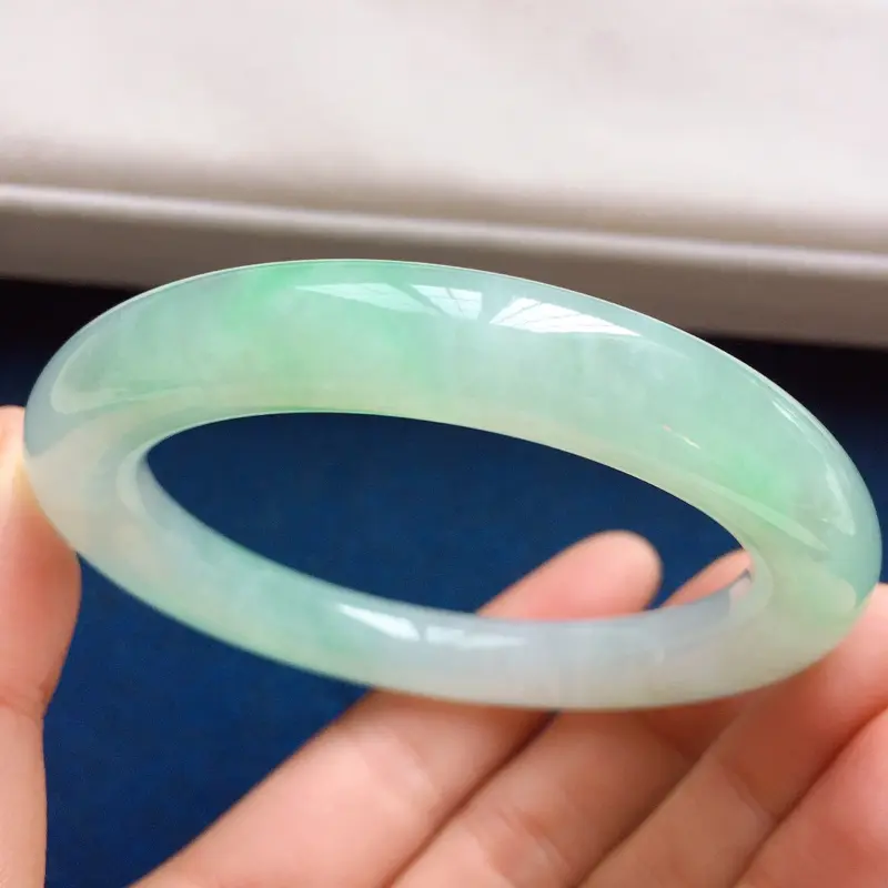 【圆条55mm,糯化种果绿手镯,底子水润,果绿鲜甜可人,很鲜嫩,条形挺饱满】图6