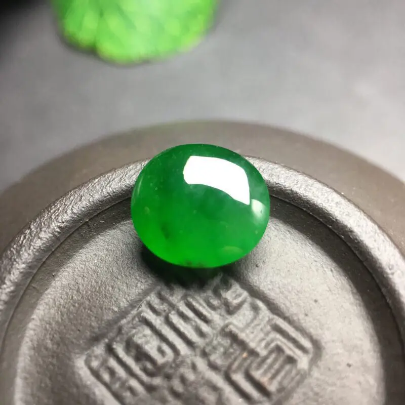 【❤️满绿蛋面裸石:种老水足,色泽漂亮,干净透光,雕工精美,圆润饱满,完美无裂,可镶嵌成戒指或吊坠,镶嵌效果翻番,无孔。
尺寸:8.9--8.0--4.0】图3