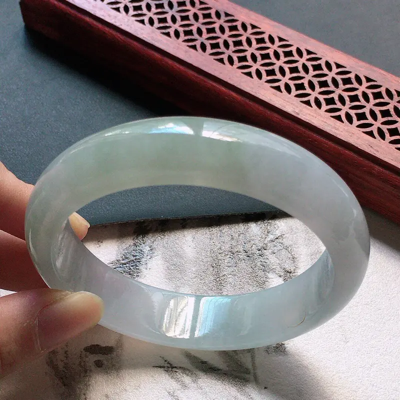 【缅甸翡翠57圈口正圈手镯,自然光实拍,颜色漂亮,玉质莹润,佩戴佳品,尺寸:57.2*14.0*7.9mm,重58.70克】图3