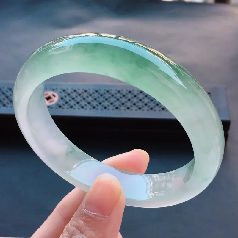 【翡翠a货,冰糯种飘花精美正装翡翠手镯,圈口56.8/13.5/7.9,玉质细腻,底色漂亮,佩戴上手俱有古典婉约之气也透露着时尚气息】图5
