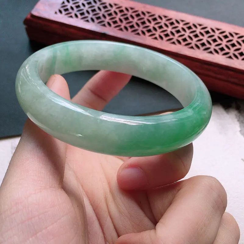 【缅甸翡翠57圈口浅绿正圈手镯,自然光实拍,颜色漂亮,玉质莹润,佩戴佳品,尺寸:57.1*13.4*7.5mm,重55.57克】图7