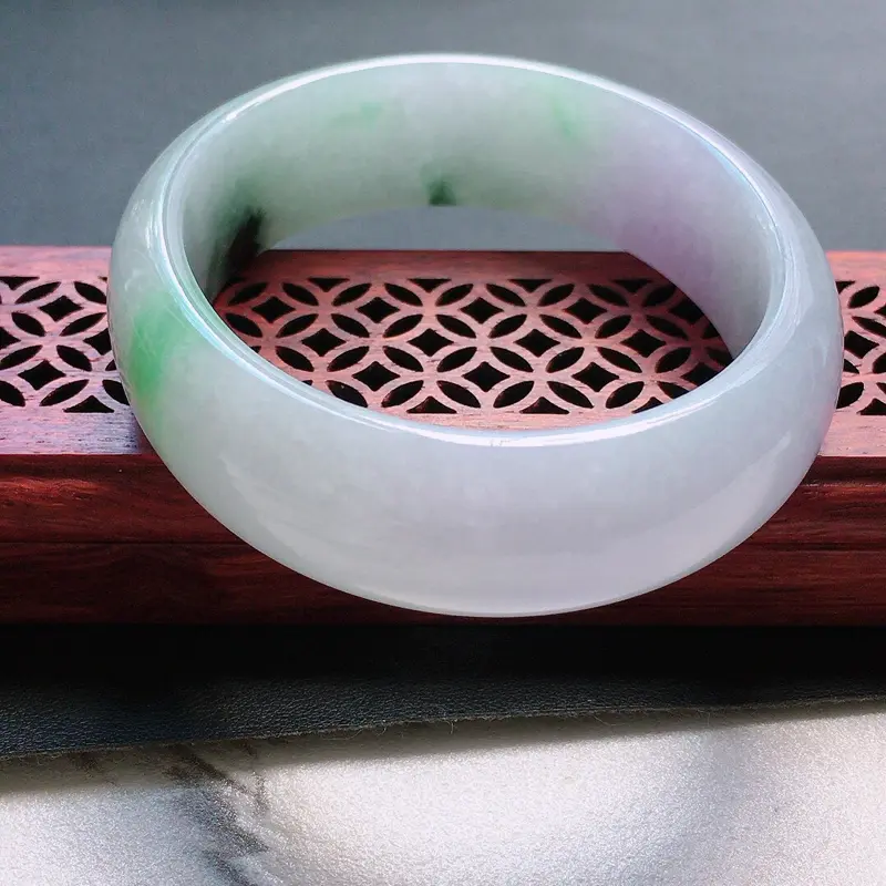 【缅甸翡翠53圈口春带彩贵妃手镯,自然光实拍,颜色漂亮,玉质莹润,佩戴佳品,尺寸:53.3*49.0*16.7*7.1mm(适合佩戴正圈51圈口的佩戴),重56.84克】图1