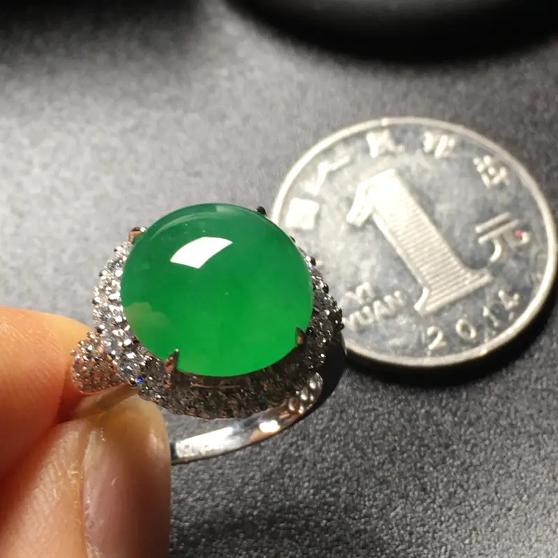 【【原价3.9万元】*冰阳绿蛋面翡翠💍,水润通透,色泽艳丽,饱满厚装,完美,性价比高,裸石尺寸:12.5*12.3*5.2整体尺寸:15.8*15.9*11.5】图7