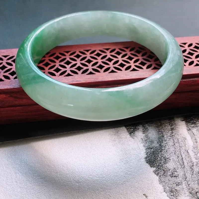 【缅甸翡翠57圈口浅绿正圈手镯,自然光实拍,颜色漂亮,玉质莹润,佩戴佳品,尺寸:57.1*13.4*7.5mm,重55.57克】图1