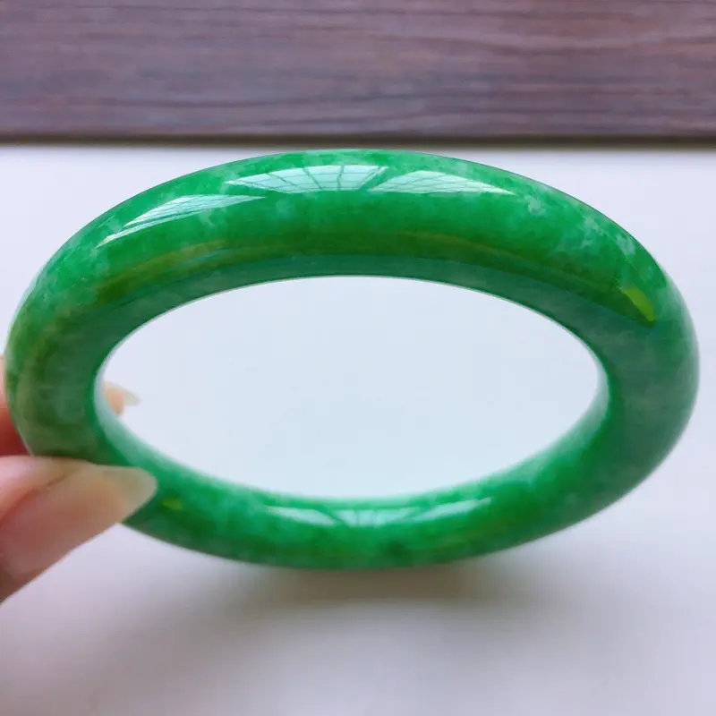 【圆条55.8mm,老糯种满绿圆条手镯,底子细腻光滑,色泽青翠迷人,绿意怏然,条形圆润饱满,贵气十足】图1