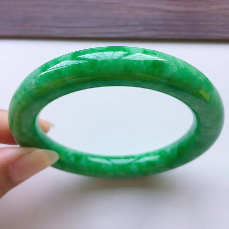 【圆条55.8mm,老糯种满绿圆条手镯,底子细腻光滑,色泽青翠迷人,绿意怏然,条形圆润饱满,贵气十足】图9