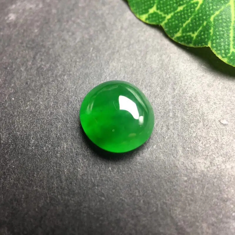 【❤️满绿蛋面裸石:种老水足,色泽漂亮,干净透光,雕工精美,圆润饱满,完美无裂,可镶嵌成戒指或吊坠,镶嵌效果翻番,无孔。
尺寸:8.9--8.0--4.0】图8