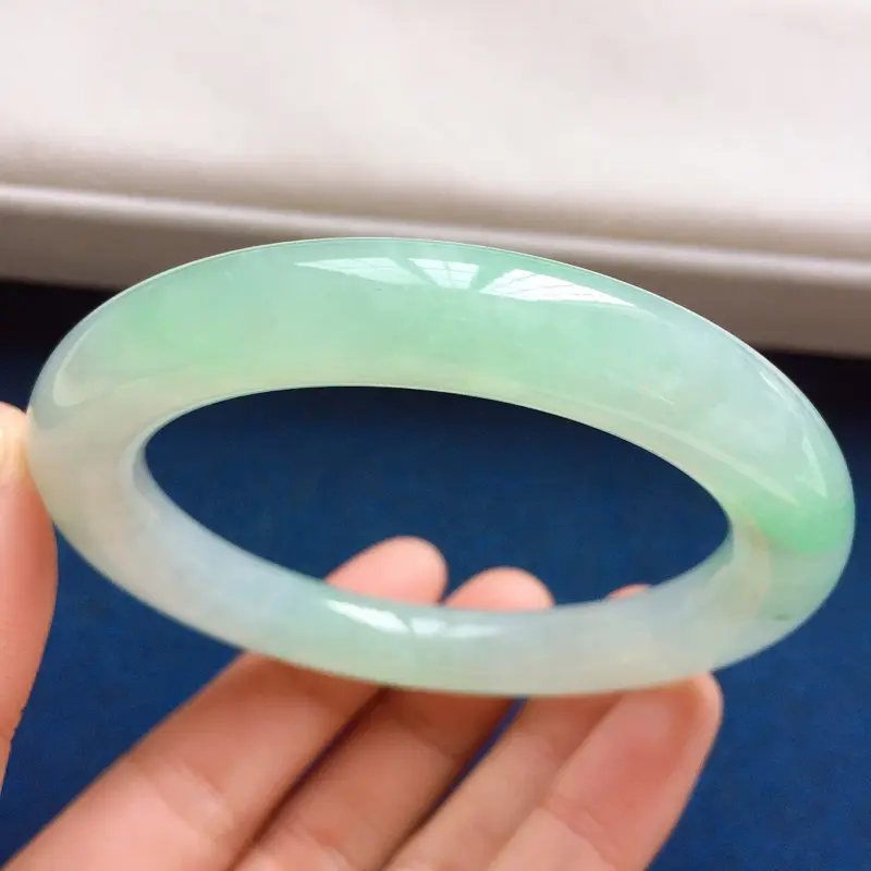 【圆条55mm,糯化种果绿手镯,底子水润,果绿鲜甜可人,很鲜嫩,条形挺饱满】图2