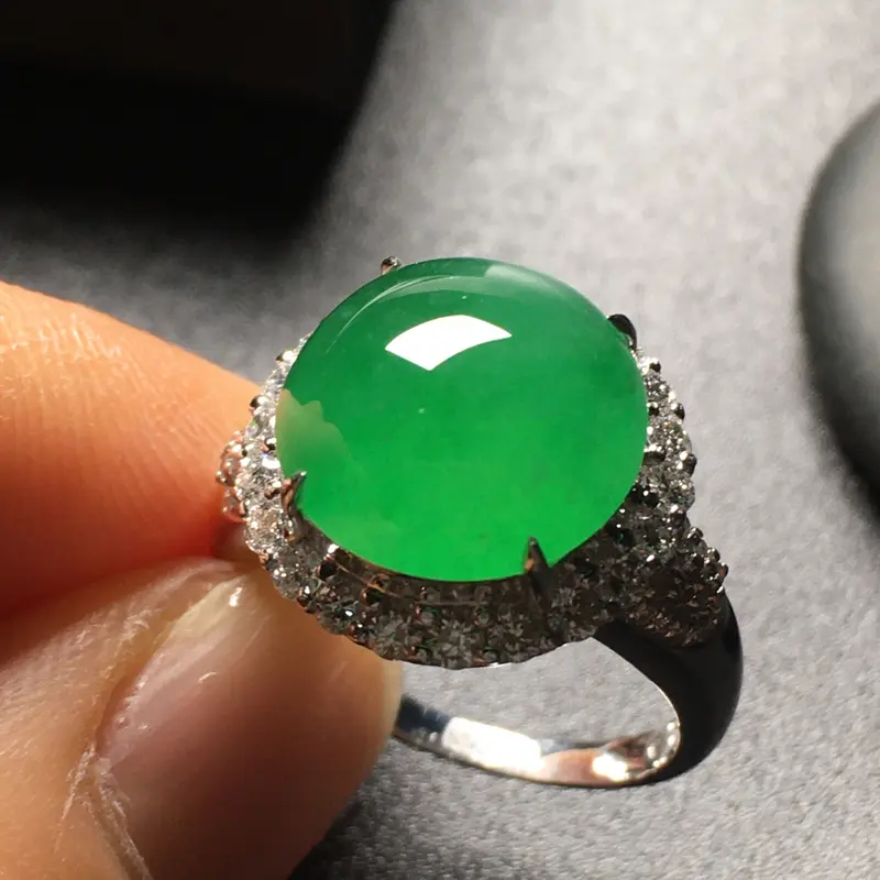 【【原价3.9万元】*冰阳绿蛋面翡翠💍,水润通透,色泽艳丽,饱满厚装,完美,性价比高,裸石尺寸:12.5*12.3*5.2整体尺寸:15.8*15.9*11.5】图6