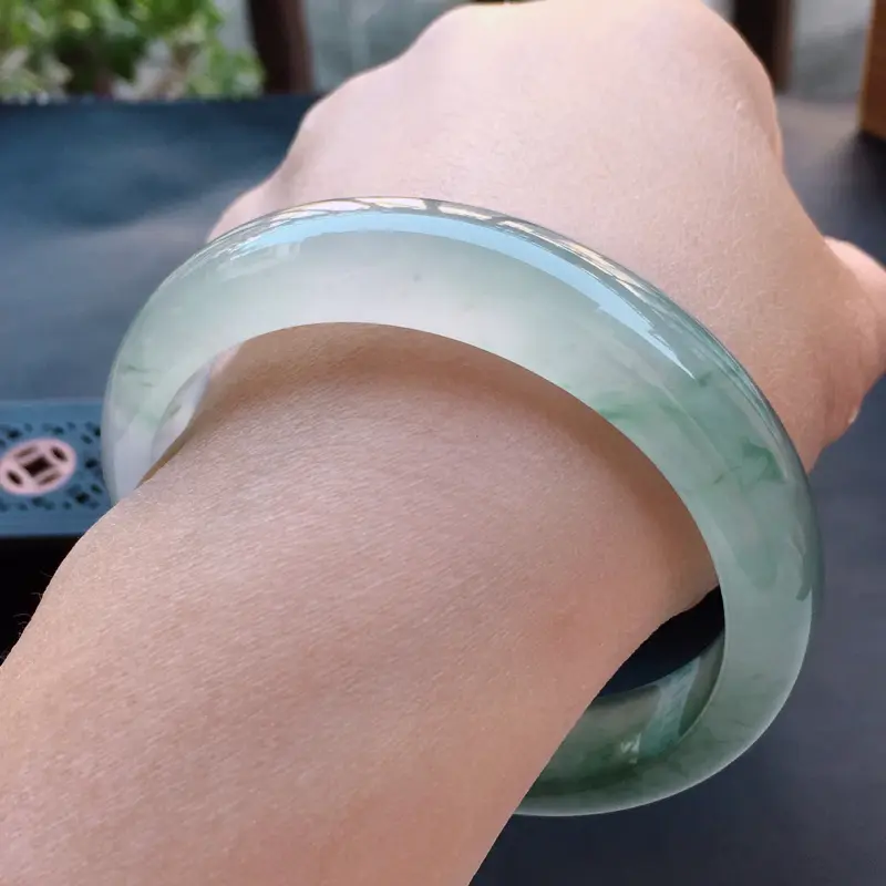 【翡翠a货,冰糯种飘花精美正装翡翠手镯,圈口56.8/13.5/7.9,玉质细腻,底色漂亮,佩戴上手俱有古典婉约之气也透露着时尚气息】图11
