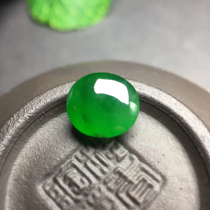 【❤️满绿蛋面裸石:种老水足,色泽漂亮,干净透光,雕工精美,圆润饱满,完美无裂,可镶嵌成戒指或吊坠,镶嵌效果翻番,无孔。
尺寸:8.9--8.0--4.0】图7