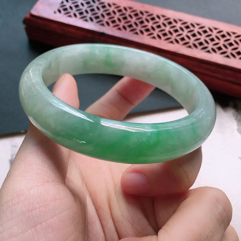 【缅甸翡翠57圈口浅绿正圈手镯,自然光实拍,颜色漂亮,玉质莹润,佩戴佳品,尺寸:57.1*13.4*7.5mm,重55.57克】图6