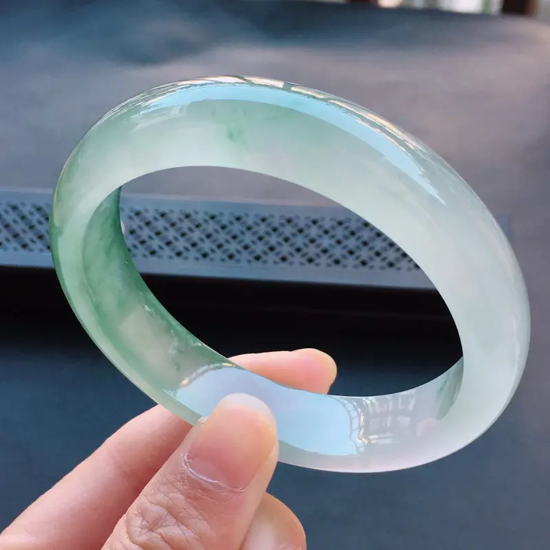【翡翠a货,冰糯种飘花精美正装翡翠手镯,圈口56.8/13.5/7.9,玉质细腻,底色漂亮,佩戴上手俱有古典婉约之气也透露着时尚气息】图6