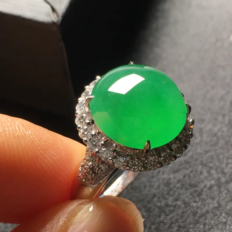 【【原价3.9万元】*冰阳绿蛋面翡翠💍,水润通透,色泽艳丽,饱满厚装,完美,性价比高,裸石尺寸:12.5*12.3*5.2整体尺寸:15.8*15.9*11.5】图2