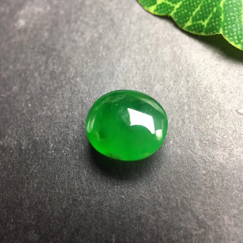 【❤️满绿蛋面裸石:种老水足,色泽漂亮,干净透光,雕工精美,圆润饱满,完美无裂,可镶嵌成戒指或吊坠,镶嵌效果翻番,无孔。
尺寸:8.9--8.0--4.0】图4