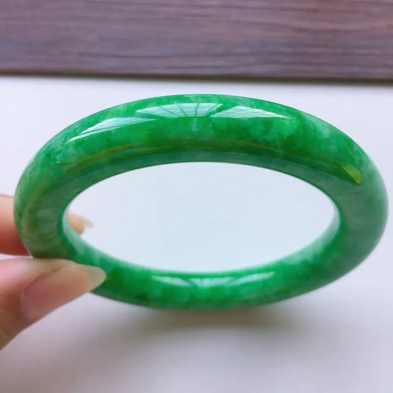 【圆条55.8mm,老糯种满绿圆条手镯,底子细腻光滑,色泽青翠迷人,绿意怏然,条形圆润饱满,贵气十足】图3