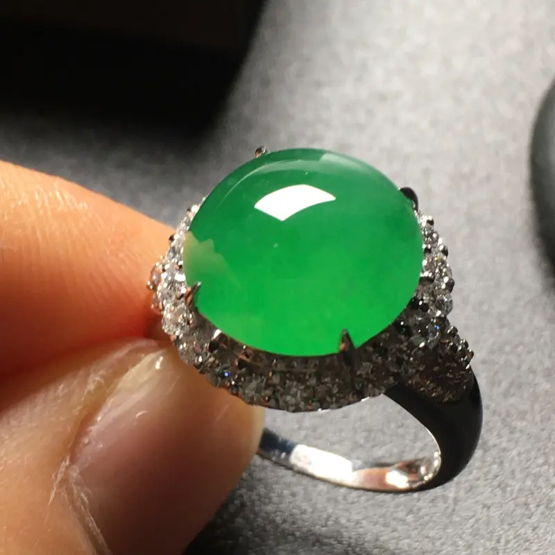 【【原价3.9万元】*冰阳绿蛋面翡翠💍,水润通透,色泽艳丽,饱满厚装,完美,性价比高,裸石尺寸:12.5*12.3*5.2整体尺寸:15.8*15.9*11.5】图4