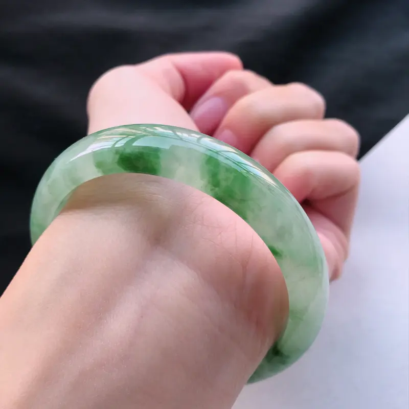 【飘花正装手镯、圈口56.3/12.4/7.2、玉质细腻水润,条形大方,种水好,佩戴效果极佳】图9