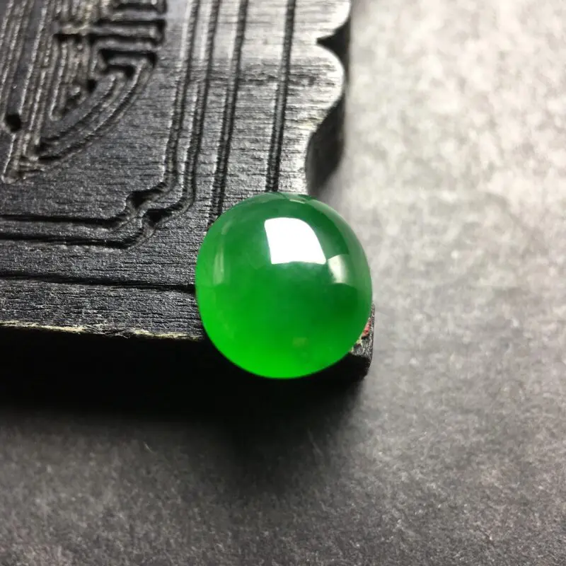 【❤️满绿蛋面裸石:种老水足,色泽漂亮,干净透光,雕工精美,圆润饱满,完美无裂,可镶嵌成戒指或吊坠,镶嵌效果翻番,无孔。
尺寸:8.9--8.0--4.0】图1