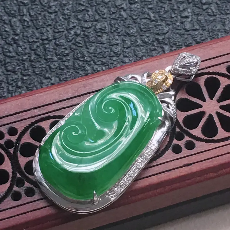【缅甸翡翠18K金伴钻镶嵌浅绿如意吊坠,颜色好,玉质细腻,雕工精美,佩戴送礼佳品,包金尺寸: 33.8*15.4*5.2MM,裸石尺寸:21.6*12.9*3.5MM,重3.61克】图5