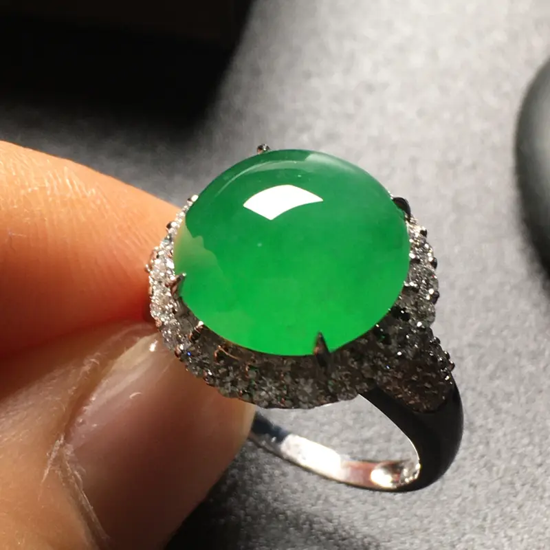 【【原价3.9万元】*冰阳绿蛋面翡翠💍,水润通透,色泽艳丽,饱满厚装,完美,性价比高,裸石尺寸:12.5*12.3*5.2整体尺寸:15.8*15.9*11.5】图5
