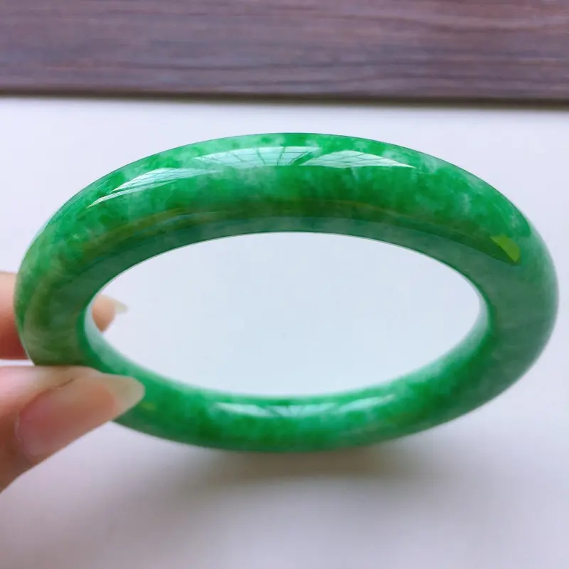 【圆条55.8mm,老糯种满绿圆条手镯,底子细腻光滑,色泽青翠迷人,绿意怏然,条形圆润饱满,贵气十足】图4