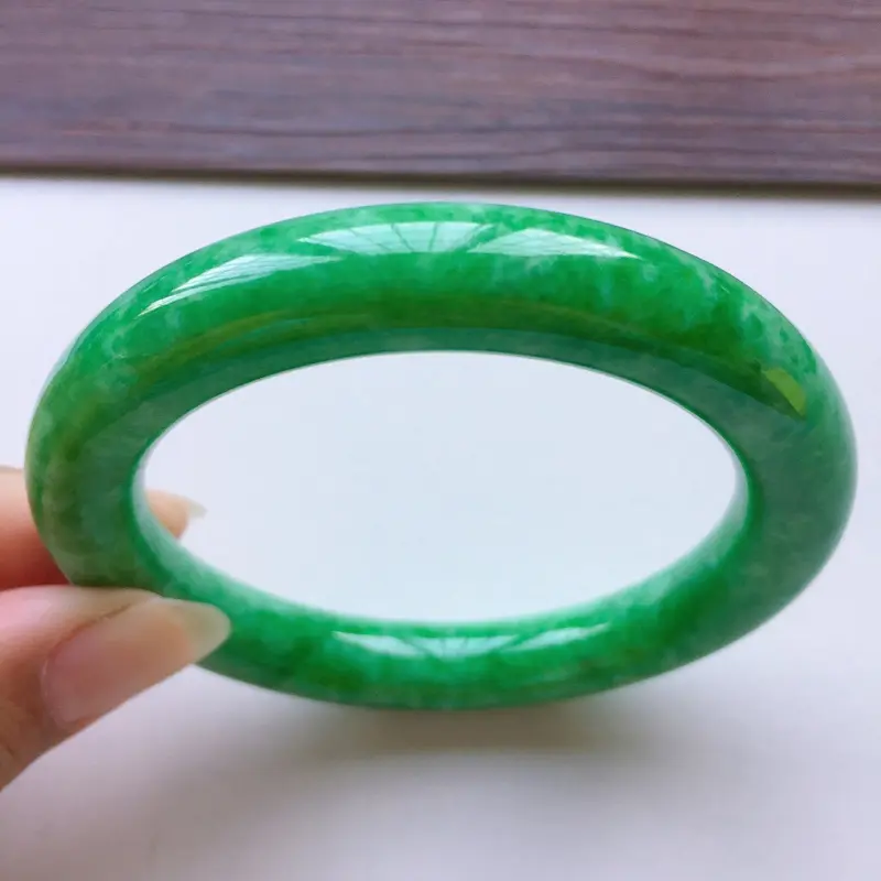 【圆条55.8mm,老糯种满绿圆条手镯,底子细腻光滑,色泽青翠迷人,绿意怏然,条形圆润饱满,贵气十足】图10