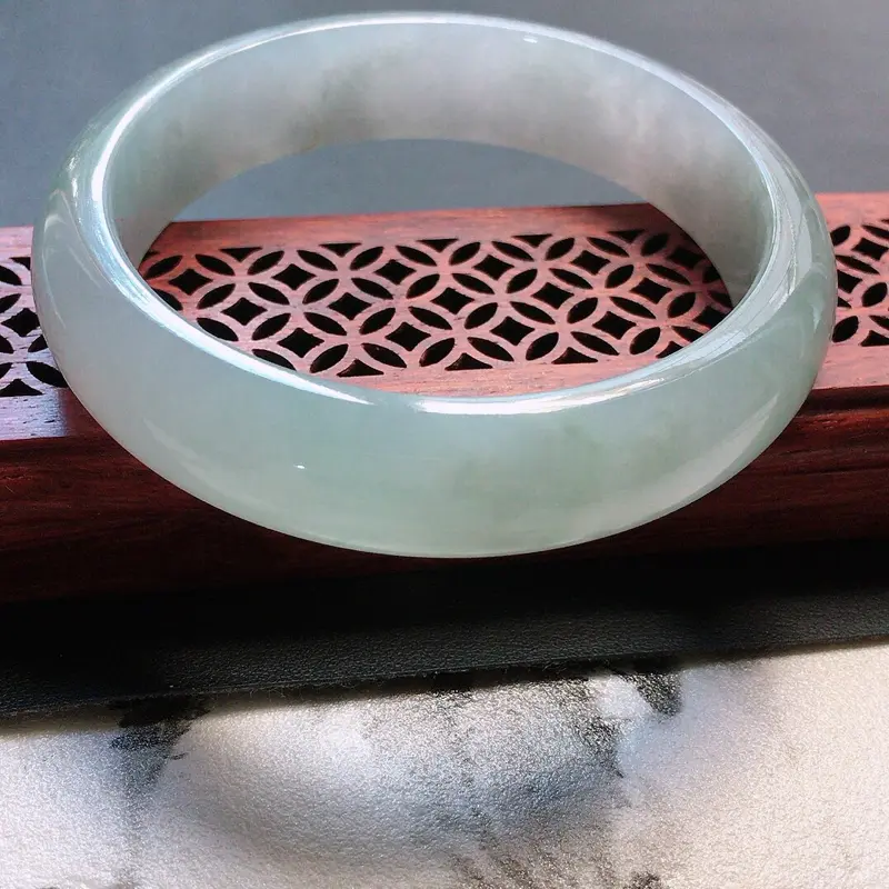 【缅甸翡翠57圈口正圈手镯,自然光实拍,颜色漂亮,玉质莹润,佩戴佳品,尺寸:57.2*14.0*7.9mm,重58.70克】图1