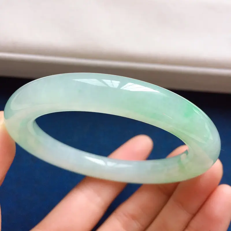 【圆条55mm,糯化种果绿手镯,底子水润,果绿鲜甜可人,很鲜嫩,条形挺饱满】图5