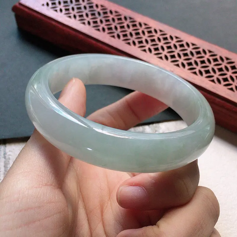 【缅甸翡翠57圈口正圈手镯,自然光实拍,颜色漂亮,玉质莹润,佩戴佳品,尺寸:57.2*14.0*7.9mm,重58.70克】图7