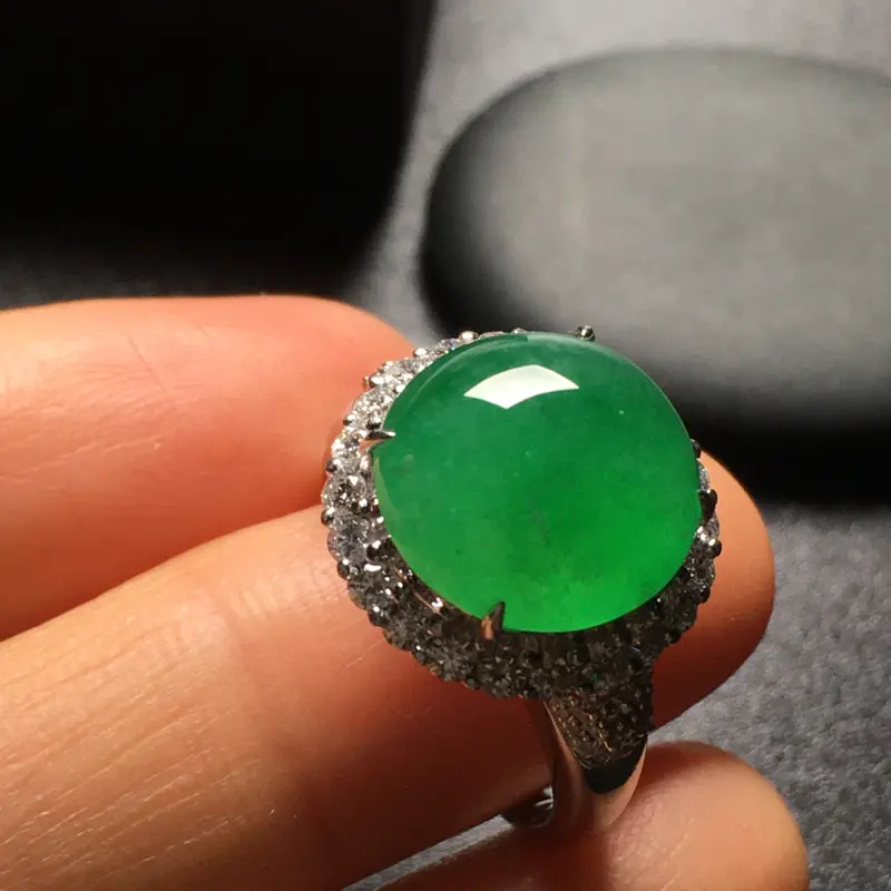 【【原价3.9万元】*冰阳绿蛋面翡翠💍,水润通透,色泽艳丽,饱满厚装,完美,性价比高,裸石尺寸:12.5*12.3*5.2整体尺寸:15.8*15.9*11.5】图8