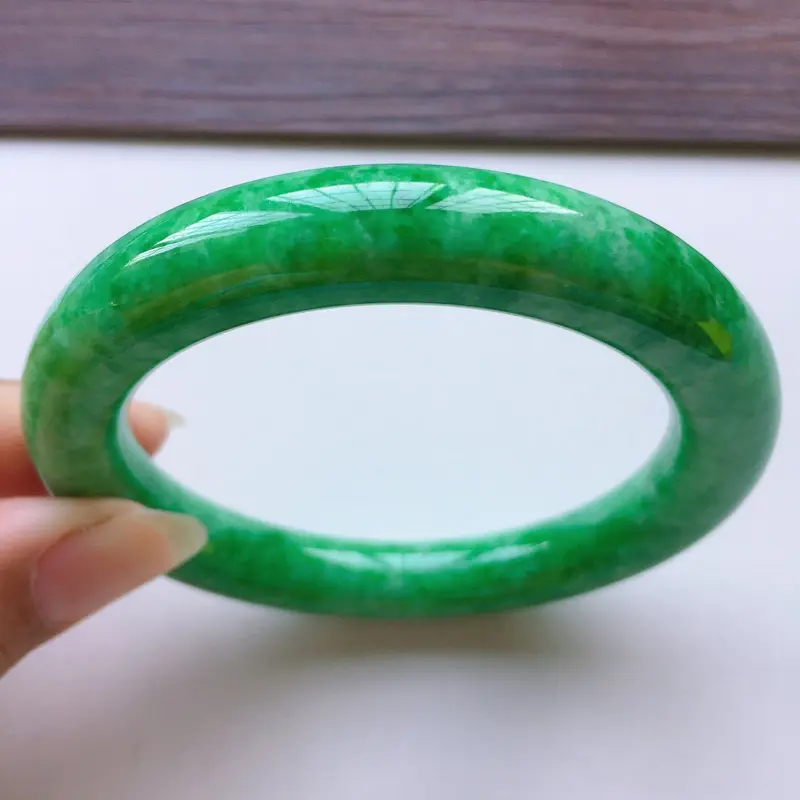 【圆条55.8mm,老糯种满绿圆条手镯,底子细腻光滑,色泽青翠迷人,绿意怏然,条形圆润饱满,贵气十足】图8