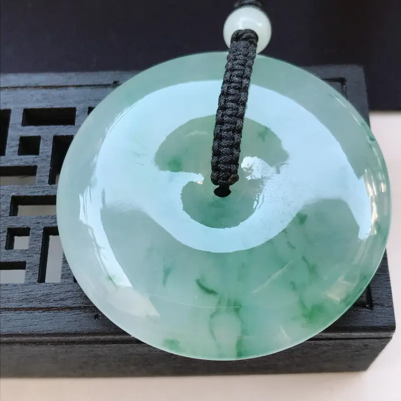 【翡翠A货 糯化种水润飘花翡翠大平安扣吊坠 尺寸50.1/9.5(顶珠配饰珠)】图1