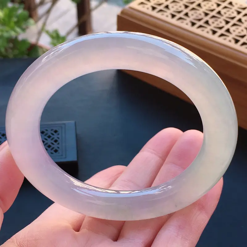 【翡翠a货,冰紫精美圆条翡翠手镯,圈口56.6/11.5/11.6,玉质细腻,底色漂亮,佩戴上手俱有古典婉约之气也透露着时尚气息】图4