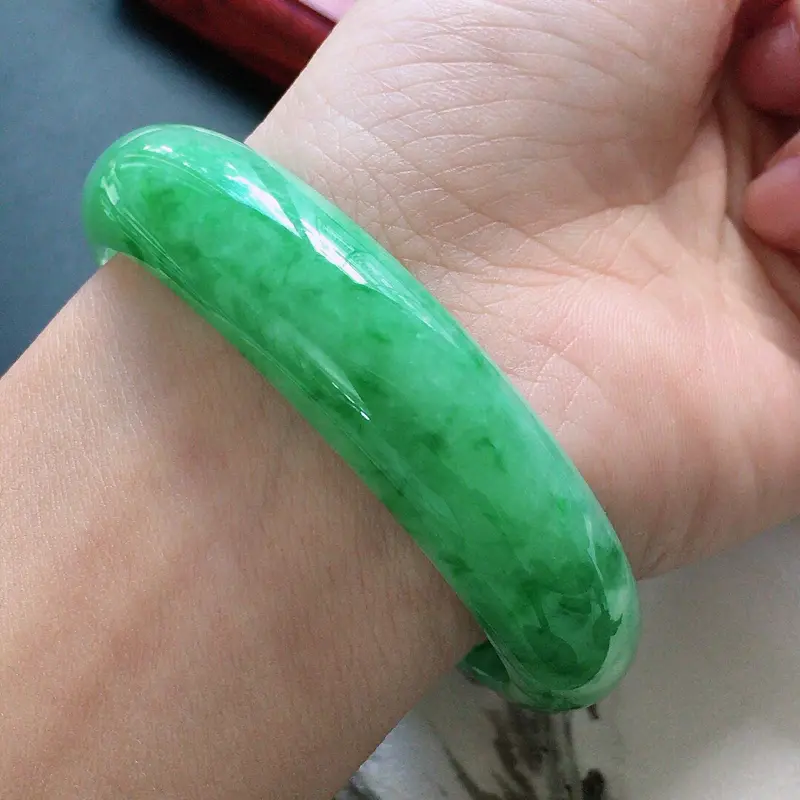 【缅甸翡翠56圈口飘花正圈手镯,自然光实拍,颜色漂亮,玉质莹润,佩戴佳品,尺寸:56.3*13.9*7.4mm,重54.74克】图8