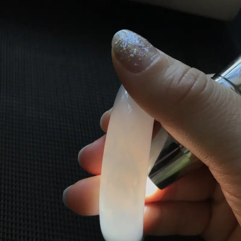 【天然翡翠A货 糯化种飘花正圈手镯 质地水润柔和 上手冰润细腻 淡雅大方 手镯有天然表皮棉纹 不打灯不可见 不会影响佩戴效果和品质 请放心购买 (下单前请先咨询货在不在,谢谢)】图8