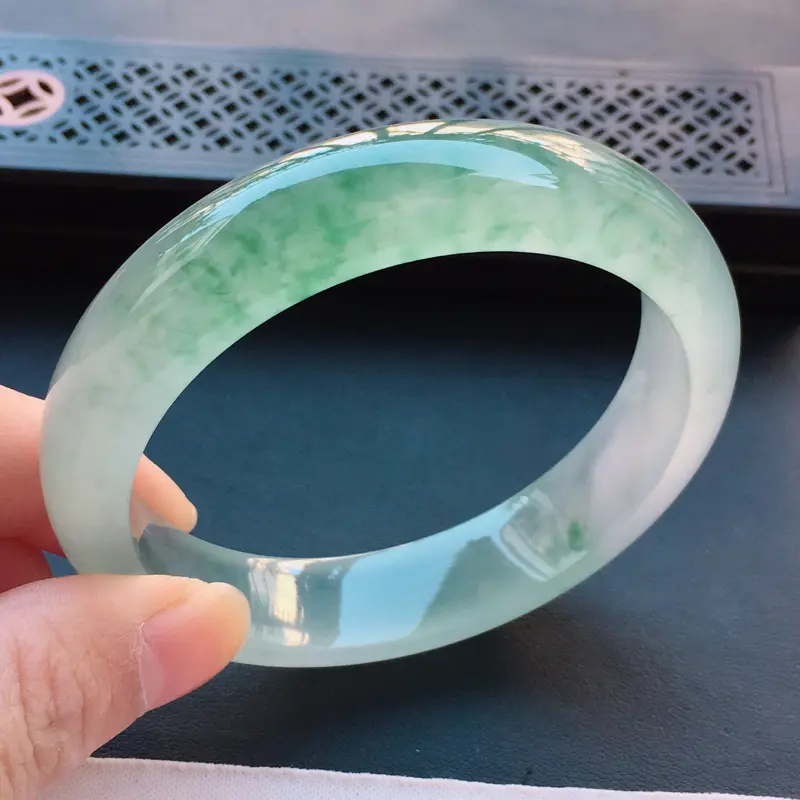 【翡翠a货,冰糯种飘花精美正装翡翠手镯,圈口56.8/13.5/7.9,玉质细腻,底色漂亮,佩戴上手俱有古典婉约之气也透露着时尚气息】图7