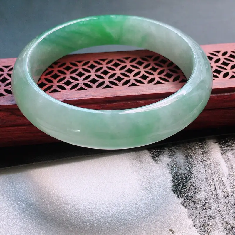 【缅甸翡翠57圈口浅绿正圈手镯,自然光实拍,颜色漂亮,玉质莹润,佩戴佳品,尺寸:57.1*13.4*7.5mm,重55.57克】图2