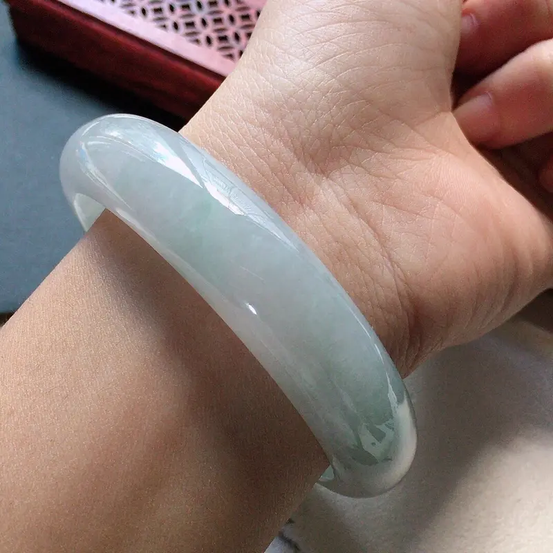 【缅甸翡翠57圈口正圈手镯,自然光实拍,颜色漂亮,玉质莹润,佩戴佳品,尺寸:57.2*14.0*7.9mm,重58.70克】图8