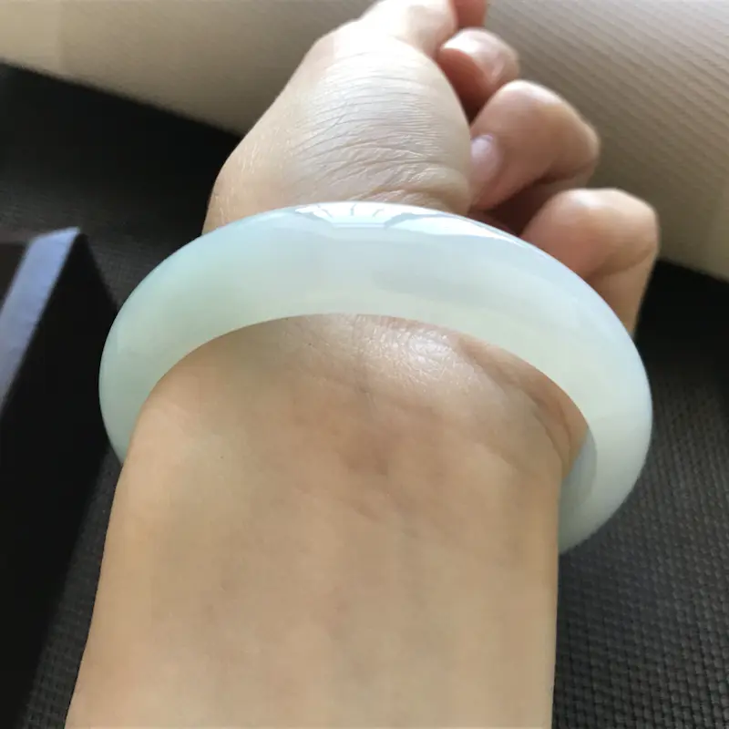 【天然翡翠A货 糯化种飘花正圈手镯 质地水润柔和 上手冰润细腻 淡雅大方 手镯有天然表皮棉纹 不打灯不可见 不会影响佩戴效果和品质 请放心购买 (下单前请先咨询货在不在,谢谢)】图7