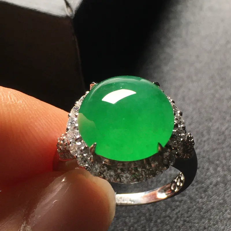 【【原价3.9万元】*冰阳绿蛋面翡翠💍,水润通透,色泽艳丽,饱满厚装,完美,性价比高,裸石尺寸:12.5*12.3*5.2整体尺寸:15.8*15.9*11.5】图1