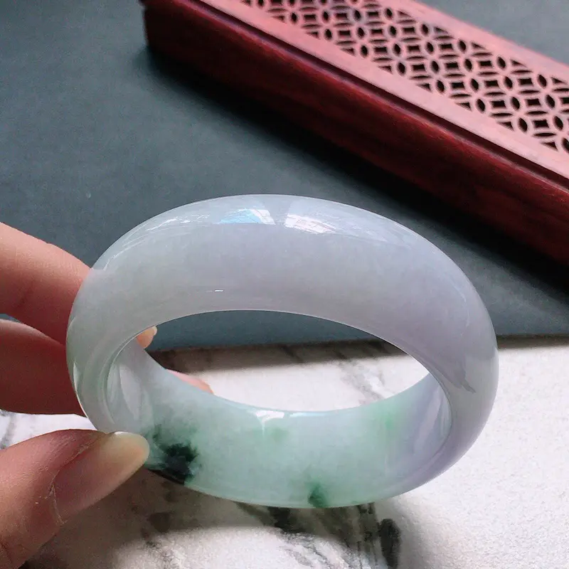 【缅甸翡翠53圈口春带彩贵妃手镯,自然光实拍,颜色漂亮,玉质莹润,佩戴佳品,尺寸:53.3*49.0*16.7*7.1mm(适合佩戴正圈51圈口的佩戴),重56.84克】图4