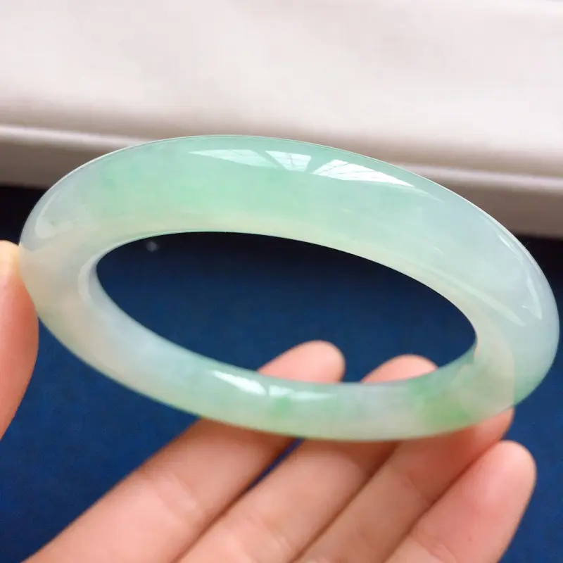 【圆条55mm,糯化种果绿手镯,底子水润,果绿鲜甜可人,很鲜嫩,条形挺饱满】图1